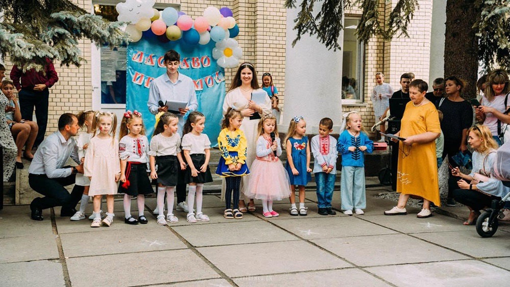 День відкритих дверей в Кагарлицькому ЦДЮТ: вірші декламують вихованці студії "Малючок".