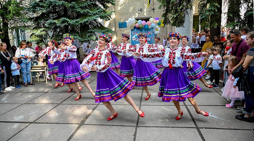 День відкритих дверей в Кагарлицькому ЦДЮТ: танець виконують вихованки хореографічної студії "Оберіг"