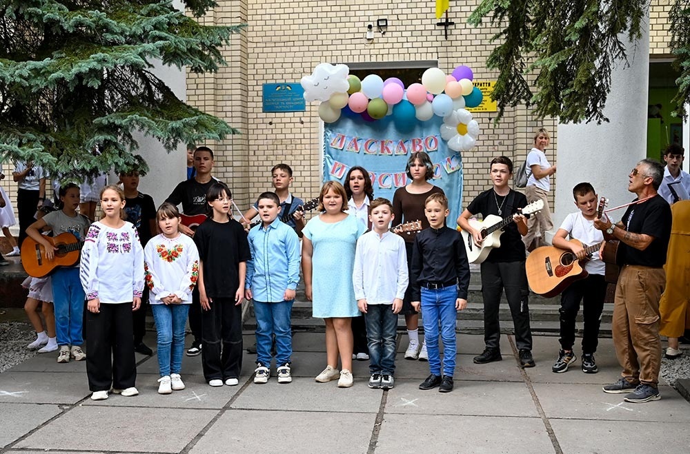 День відкритих дверей в Кагарлицькому ЦДЮТ: ансамблю гітаристів студії "Октава" виконує віночок пісень