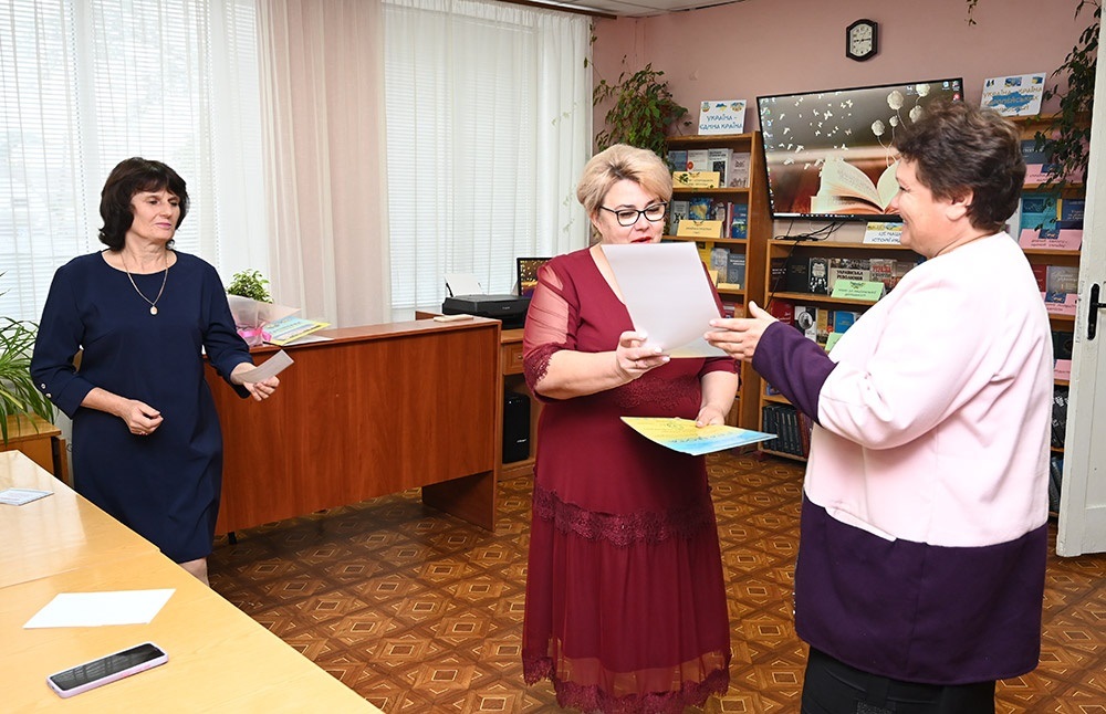 Відзнаку за перше місце у конкурсі отримує Ірина Кошева, Мирівська сільська бібліотека Кагарлицької МТГ