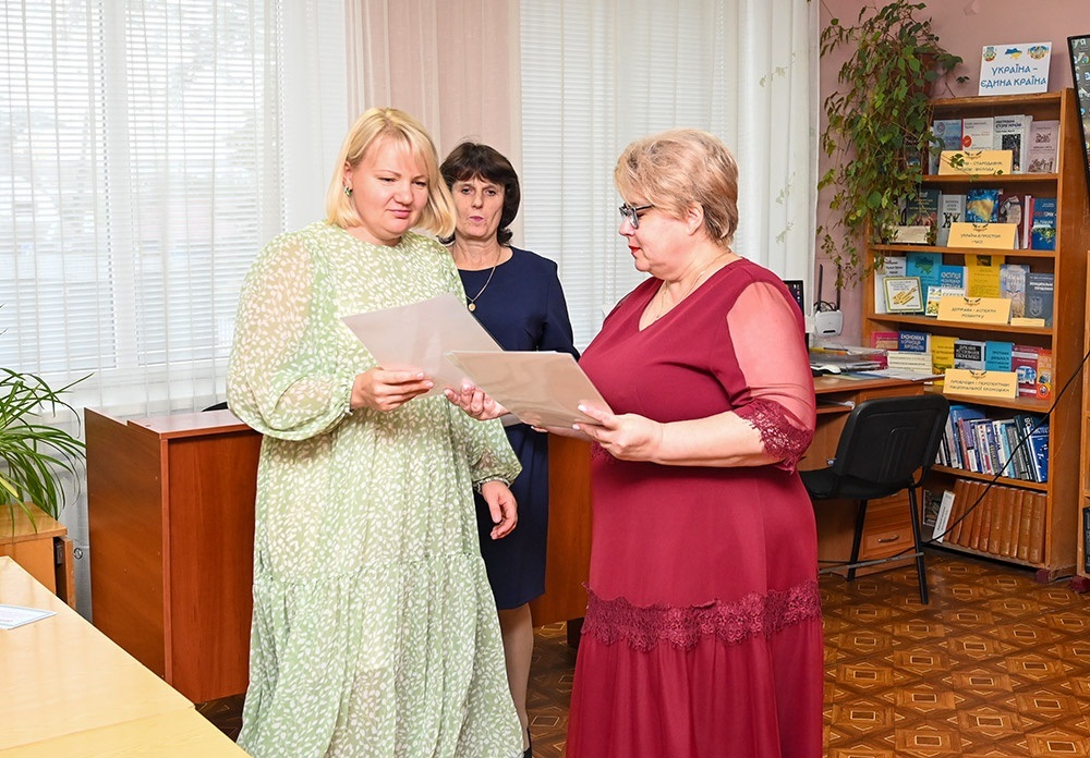 Відзнаку за перше місце у конкурсі отримує Оксана Шаршова (Черняхівська сільська бібліотека)