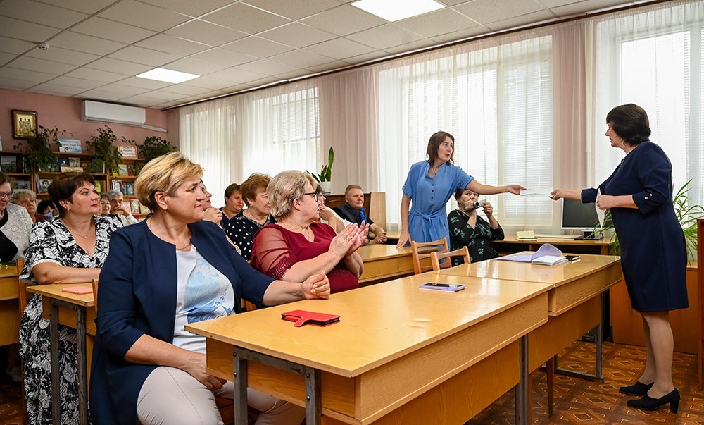 Антоніна Коршунова вручає премії від профспілки працівників культури в Кагарлику