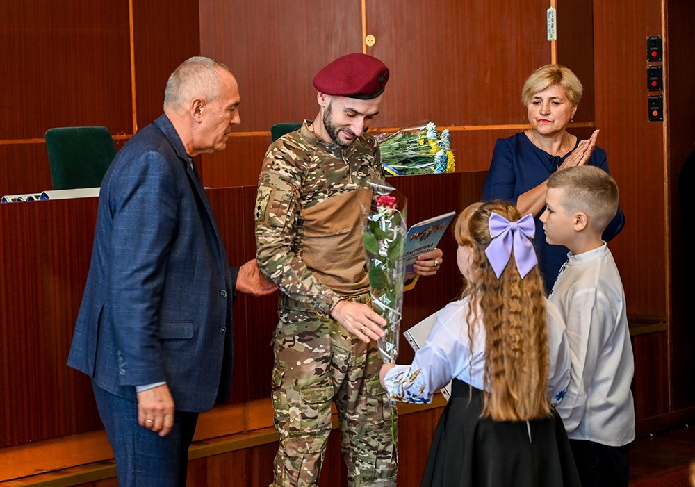 Під час урочистостей з нагоди Дня захисників та захисниць України в Кагарлику: вручення відзнак 1