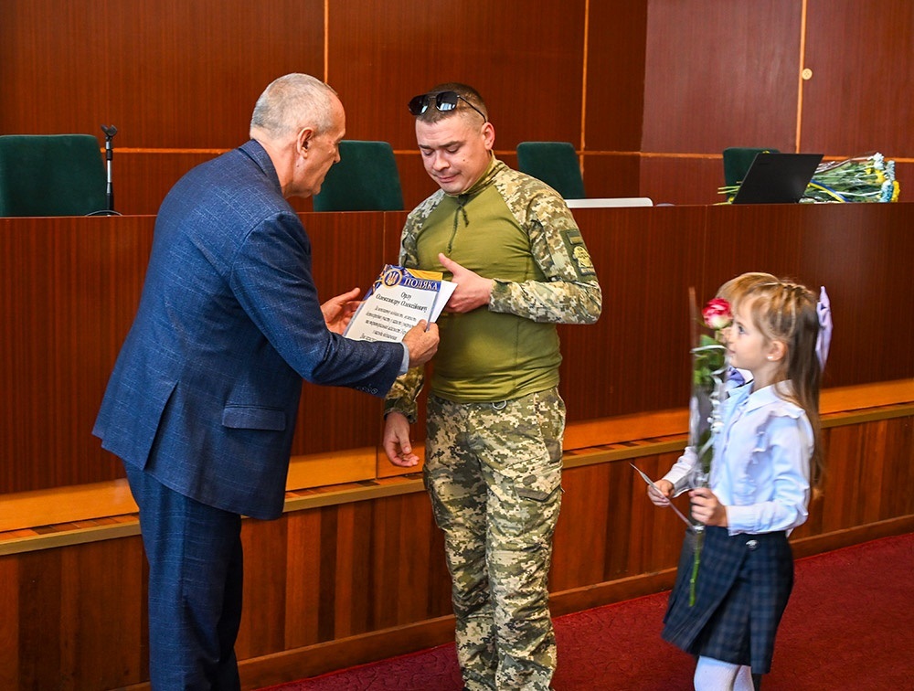 Під час урочистостей з нагоди Дня захисників та захисниць України в Кагарлику: вручення відзнак
