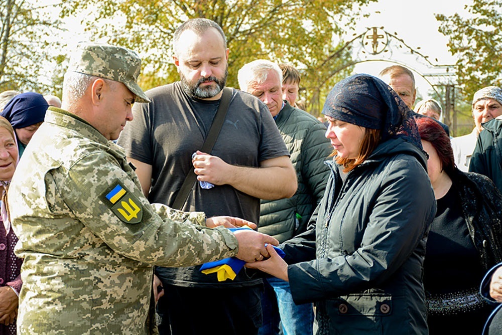 У Мирівці провели в останню путь воїна Віталія Титаренка 16