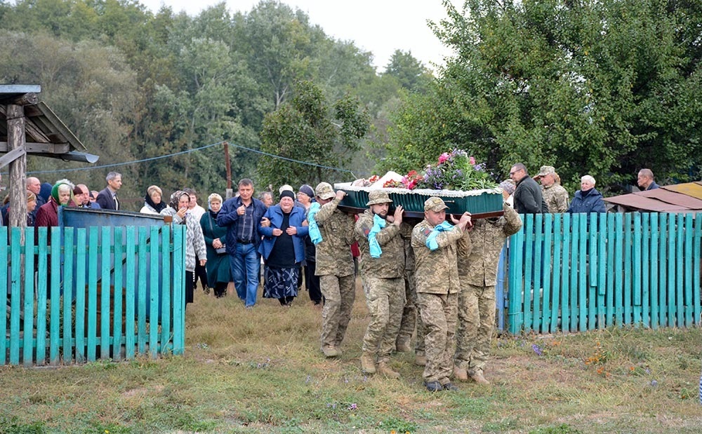 У Мирівці провели в останню путь воїна Віталія Титаренка 7