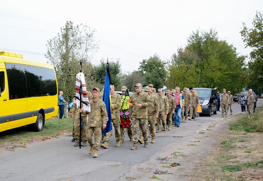 У Мирівці провели в останню путь воїна Віталія Титаренка 8