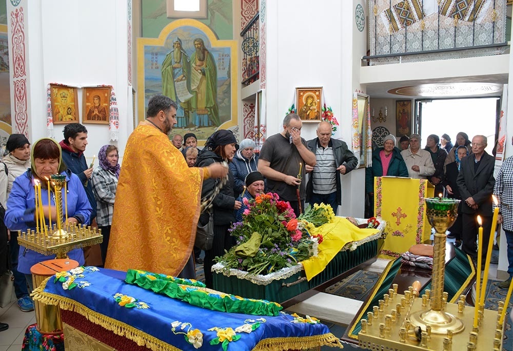 У Мирівці провели в останню путь воїна Віталія Титаренка 10
