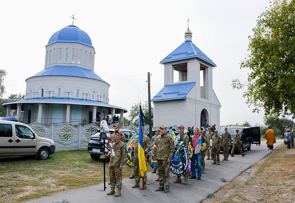 У Мирівці провели в останню путь воїна Віталія Титаренка 12