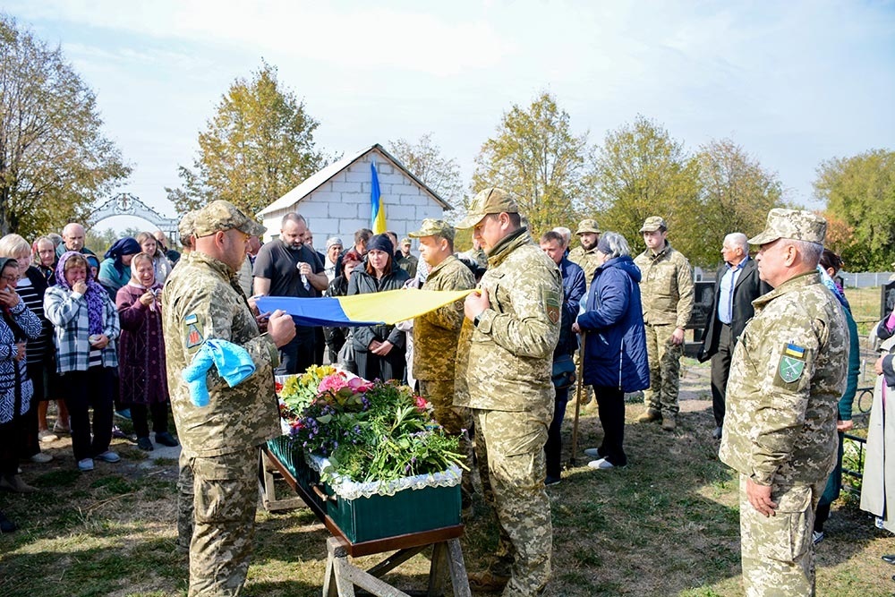 У Мирівці провели в останню путь воїна Віталія Титаренка 15