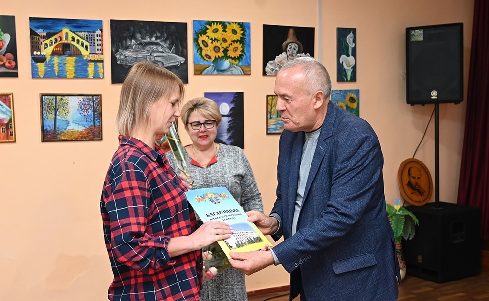 Олександр Панюта вручає Подяку Аліні Пасько в Кагарлицькій школі мистецтв