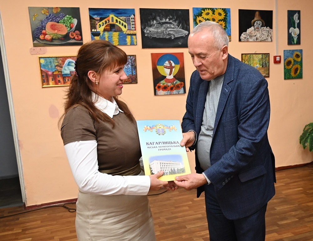 Олександр Панюта вручає Подяку Наталії Кравченко в Кагарлицькій школи мистецтв