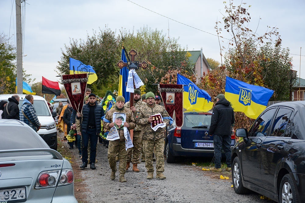 У селі Сущани на Кагарличчині провели в останню путь воїна Сергія Чуса 11