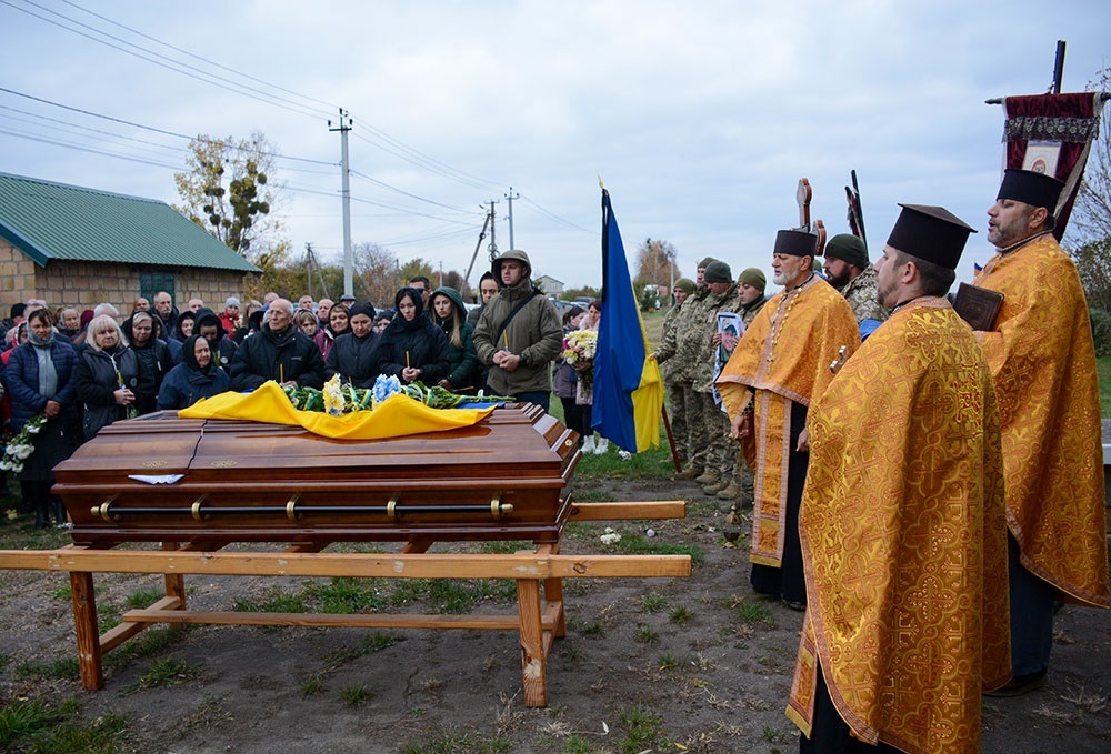 У селі Сущани на Кагарличчині провели в останню путь воїна Сергія Чуса 14