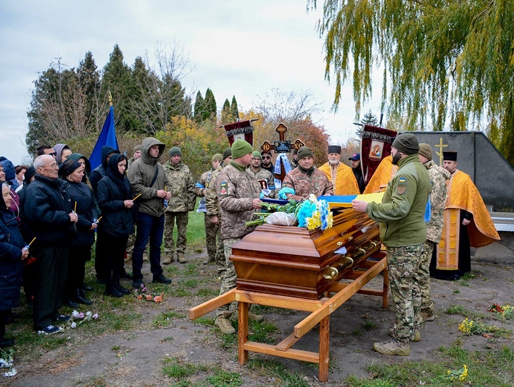 У селі Сущани на Кагарличчині провели в останню путь воїна Сергія Чуса 17