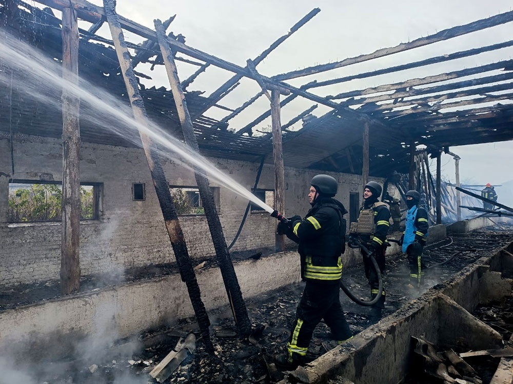 Кагарлицькі рятувальники гасять пожежу від безпілотника у Стрітівці 2 2