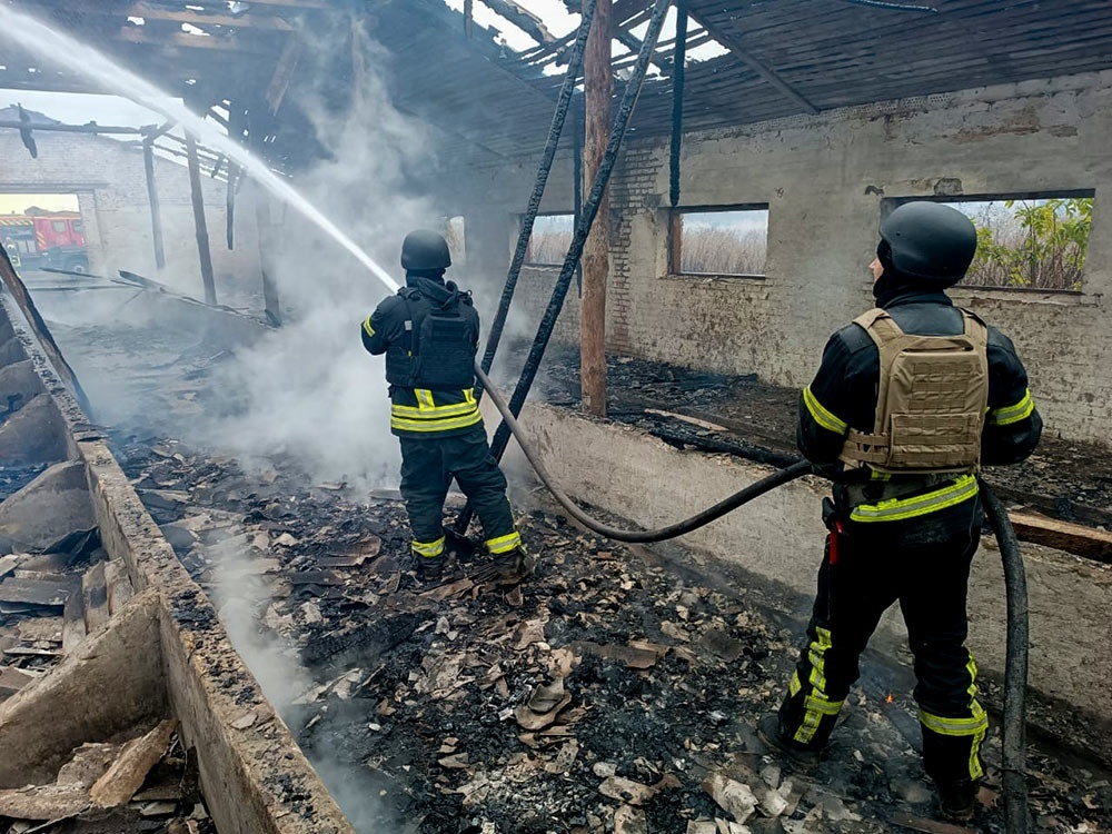 Кагарлицькі рятувальники гасять пожежу від безпілотника у Стрітівці 2