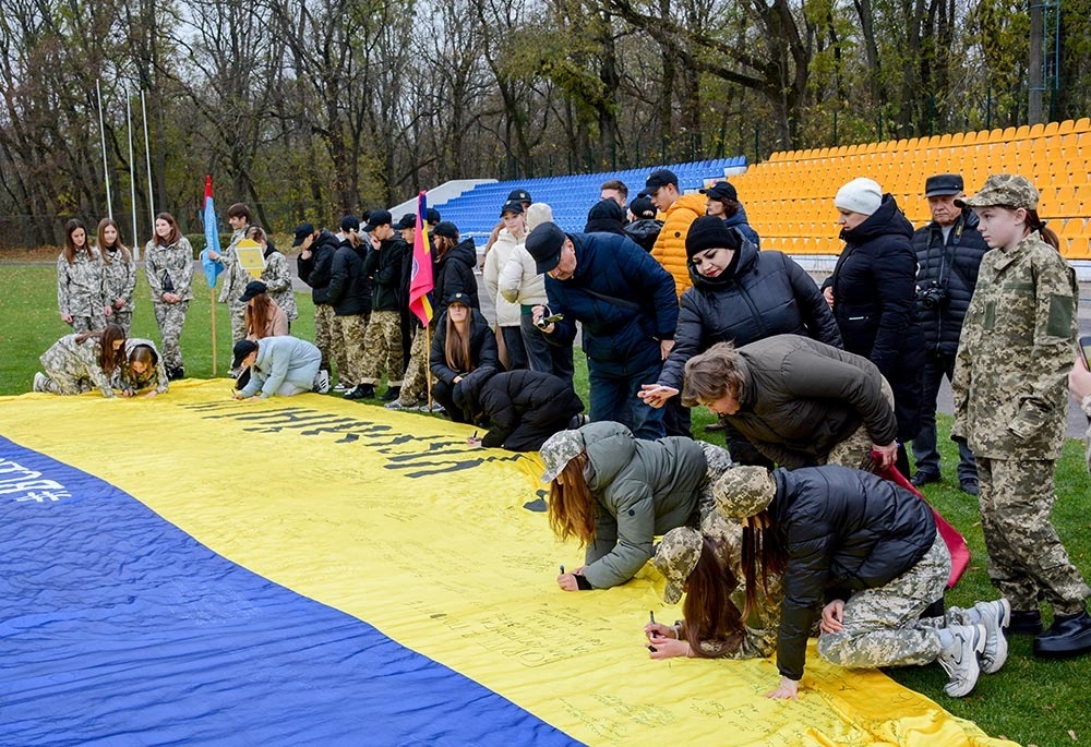 Діти пишуть побажання ЗСУ, під час розгортання прапора-мандрівника в Кагарлику 3