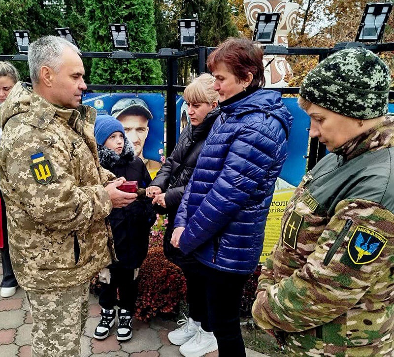 Майор Сергій Решетник вручає у Ржищеві посмертну нагороду Віталія Клочана його рідним