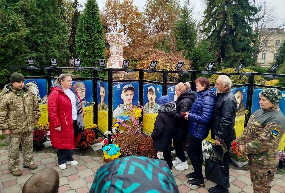 Під час церемонії вручення посмертної нагороди Віталія Клочана його рідним у Ржищеві