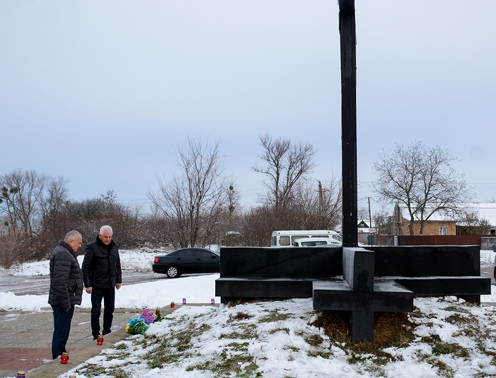 Пам'ять про безневинно замучених голодом під час Голодомору у Кагарлику вшанували покладанням живих квітів та запаленими лампадками біля підніжжя пам'ятного знаку