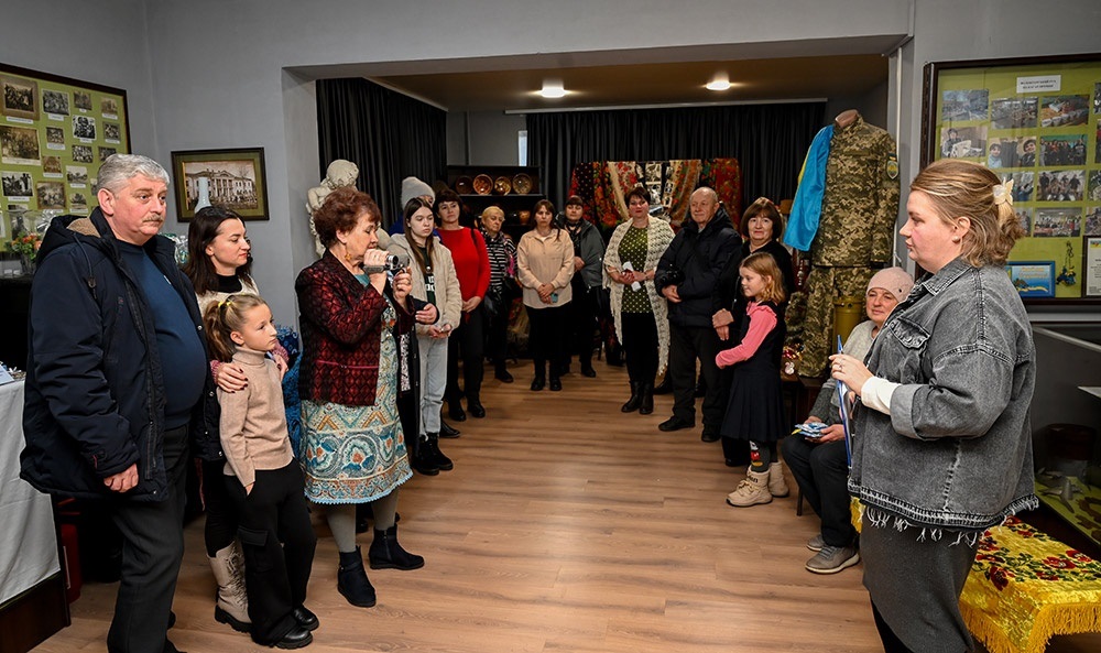 Леся Ходос знайомить відвідувачів музею в Кагарлику із виставкою  "Світло Різдва" 