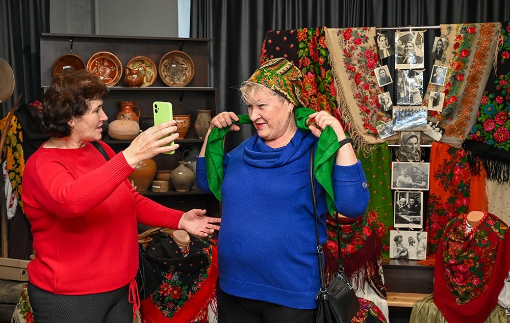 Біля виставки-фотозони хусток в Кагарлицькому музеї