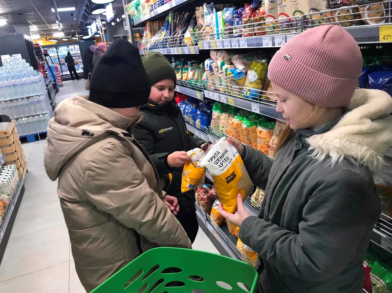 Діти самостійно придбали харчі для мешканців притулку для тварин в Кагарлику