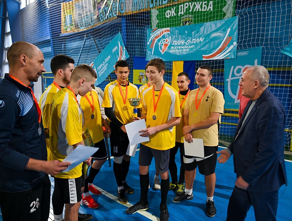 Нагороди отримують переможці змагань із футзалу команда "Нестиримні" Кагарлицького ліцею №3