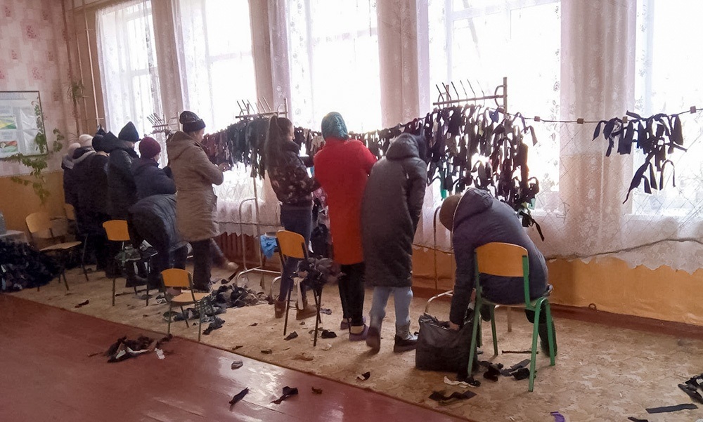Жительки Демівщини на Кагарличчині плетуть сітки для ЗСУ