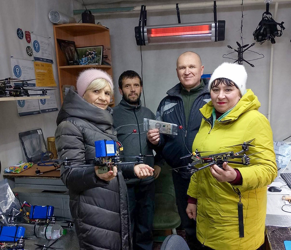 Староста села Зелений Яр Ольга Бевза та завідувачка сільського клуба Віра Янголь передали команді «КаDRON» із Кагарлика кошти, на виготовлення дронів 