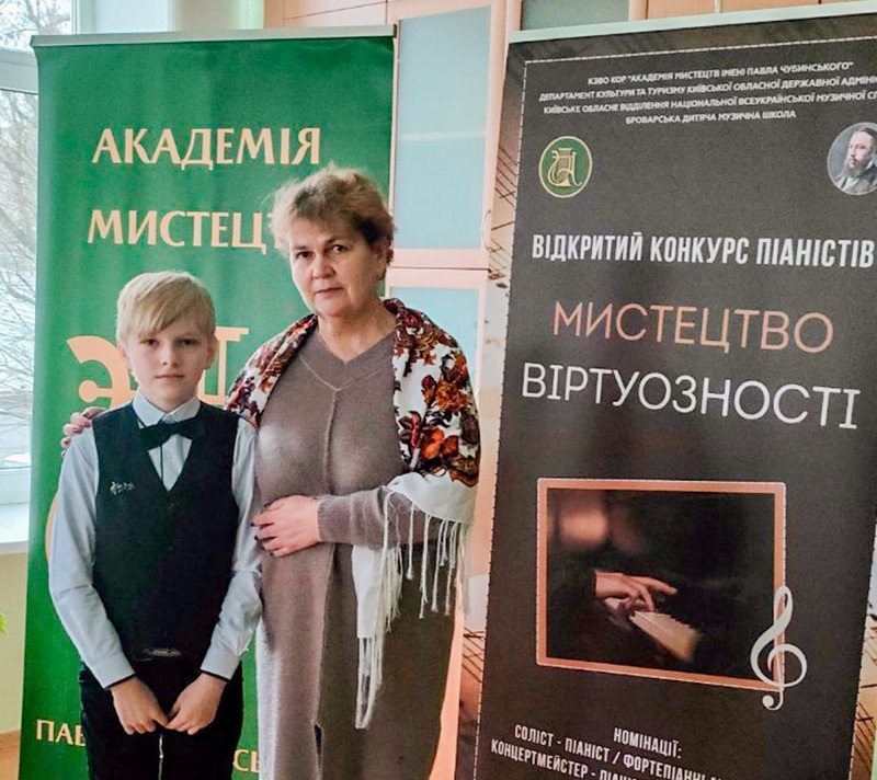 Дипломант конкурсу «Мистецтво віртуозності», вихованець Кагарлицької школи мистецтв Олександр Карпенко та його наставниця, викладачка школи Наталія Сінгаєвська 