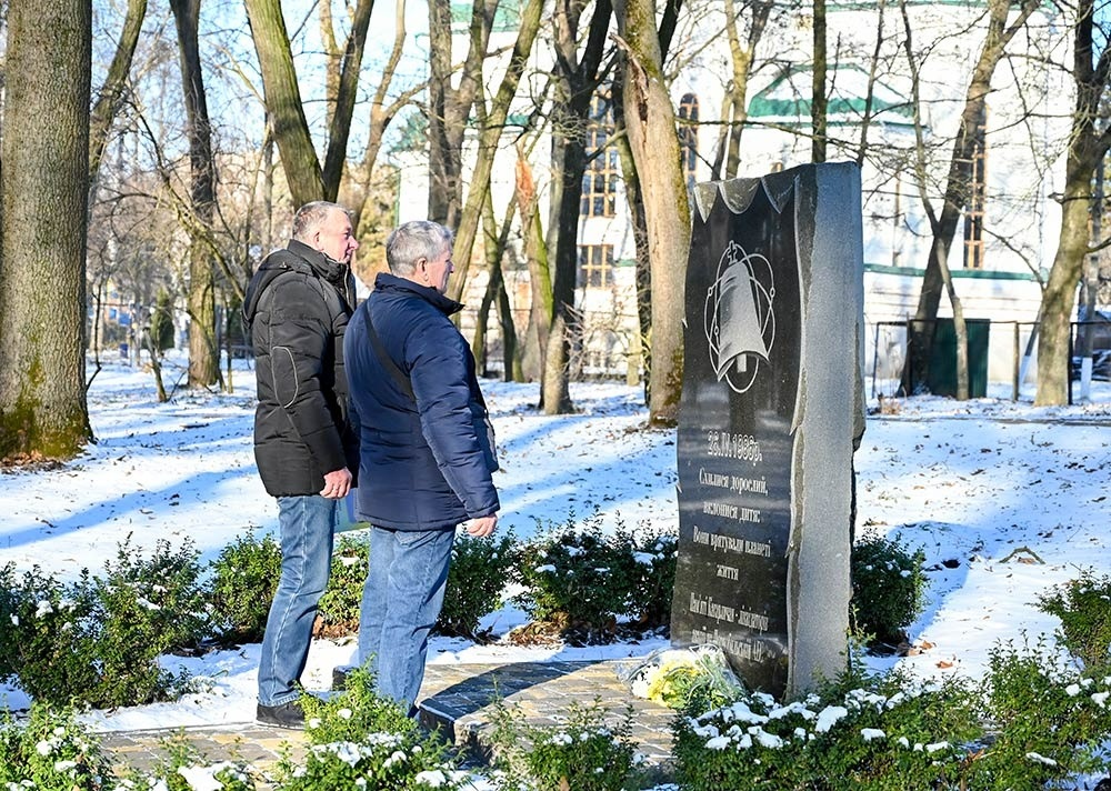 Квіти поклали до пам'ятного знаку Героям Чорнобиля в Кагарлицькому парку