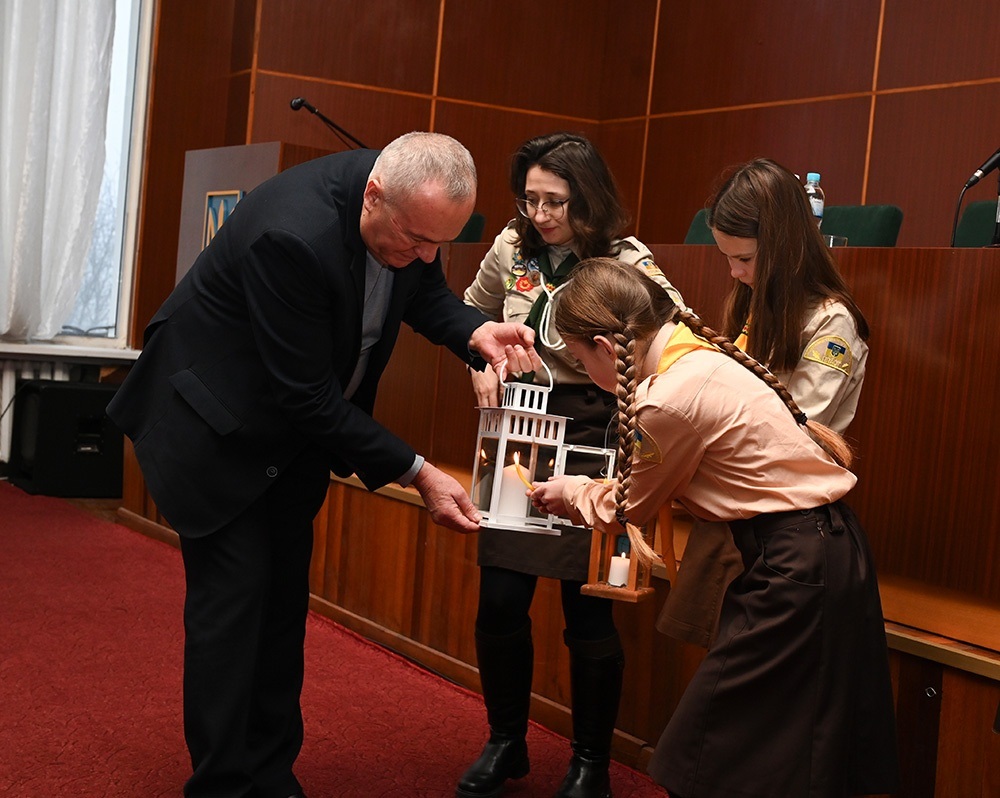Кагарлицькі пластунки принесли Вифлеємський вогонь миру у Кагарлицьку міськраду 3