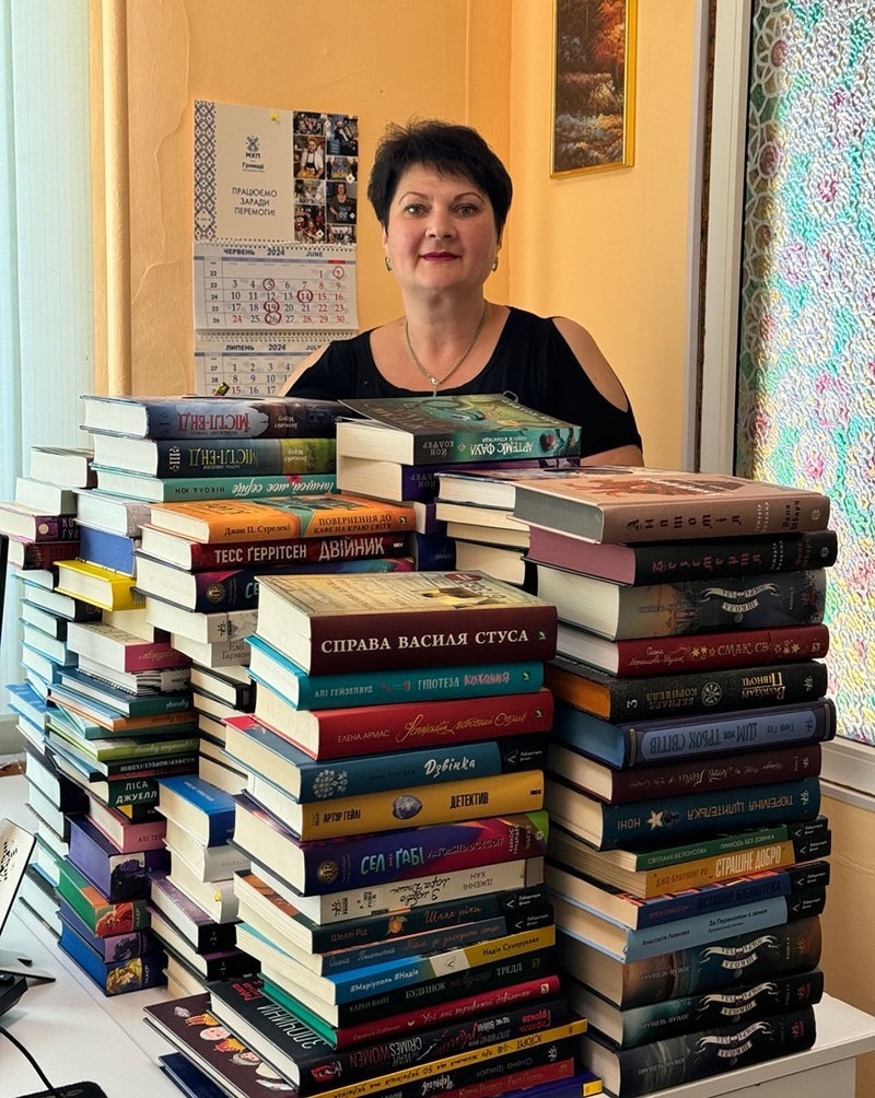 Оформлює придбані та подаровані бібліотеців Кагарлику книги бібліотекар із комплектування та обробки літератури Тетяна Владімірова