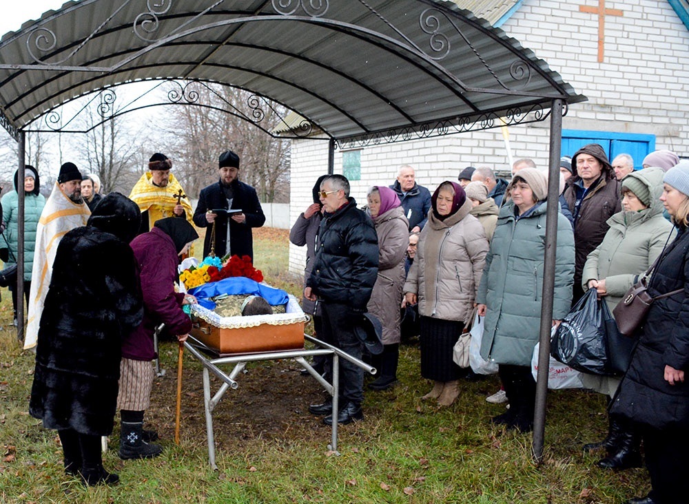 У місті Кагарлик провели в останню путь воїна Євгенія Родину 12