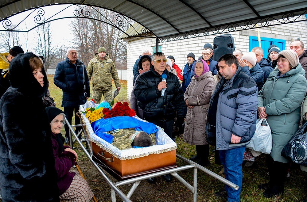 У місті Кагарлик провели в останню путь воїна Євгенія Родину 15