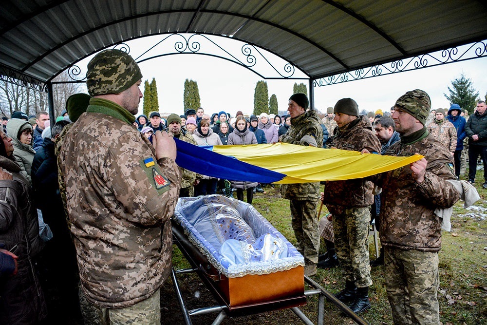 У місті Кагарлик провели в останню путь воїна Євгенія Родину 16