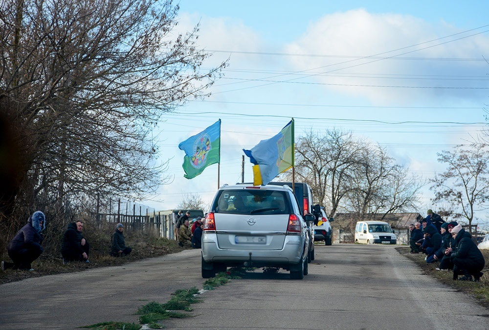 Тернівка на Кагарличчині на колінах зустрічає загиблого Героя-земляка Дмитра Кас'янова