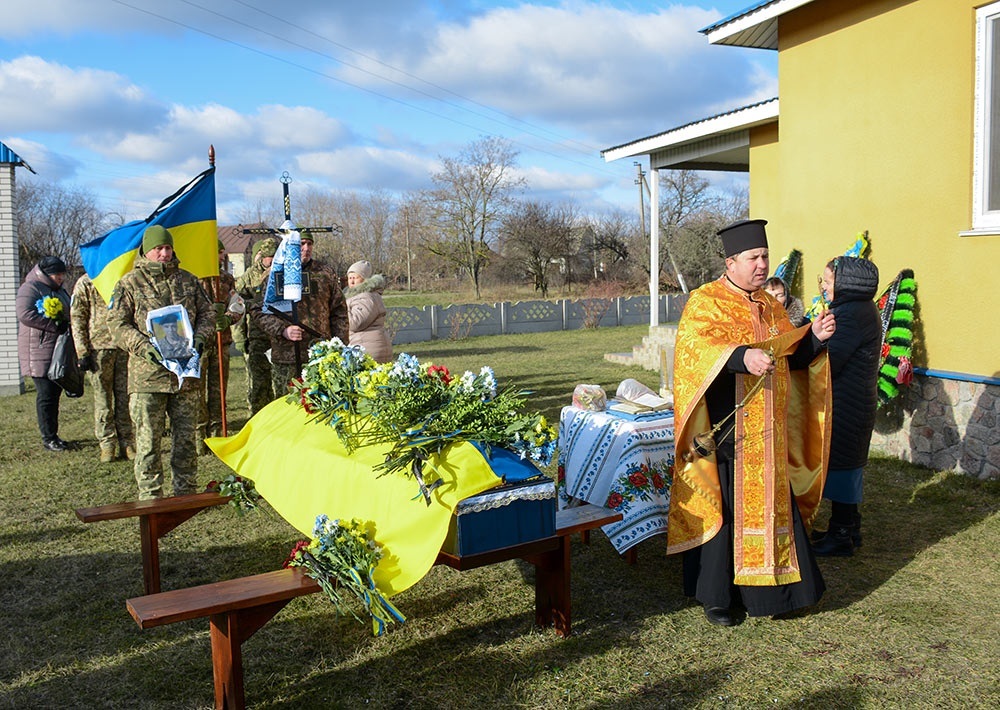 У селі Тернівка на Кагарличчині провели в останню путь воїна Дмитра Кас'янова 4