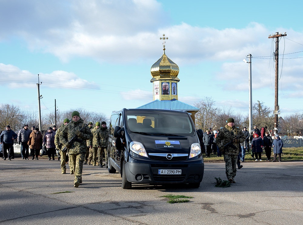 У селі Тернівка на Кагарличчині провели в останню путь воїна Дмитра Кас'янова 8