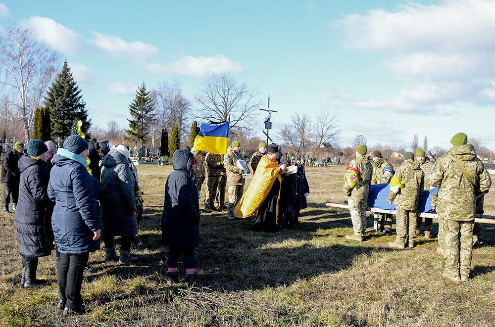 У селі Тернівка на Кагарличчині провели в останню путь воїна Дмитра Кас'янова 11