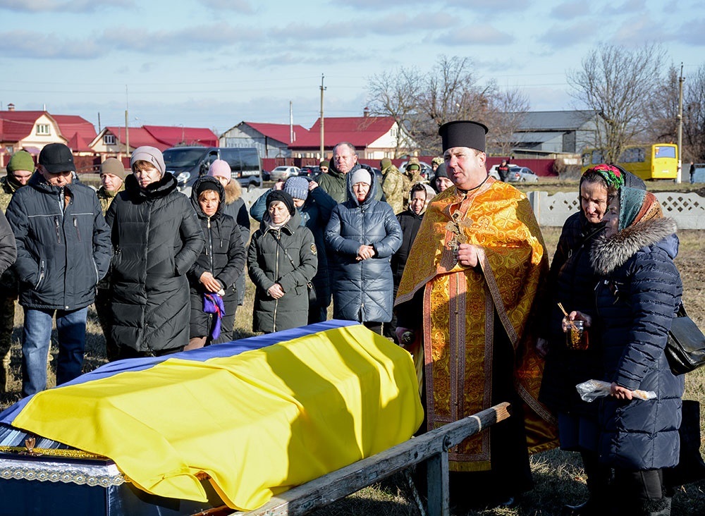 У селі Тернівка на Кагарличчині провели в останню путь воїна Дмитра Кас'янова 13