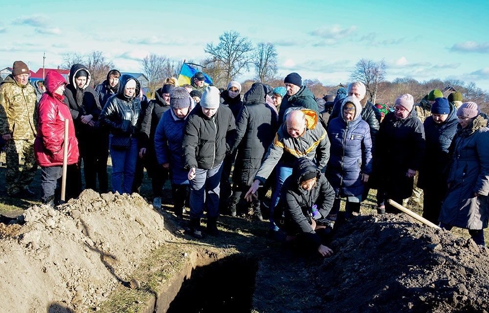 У селі Тернівка на Кагарличчині провели в останню путь воїна Дмитра Кас'янова 19