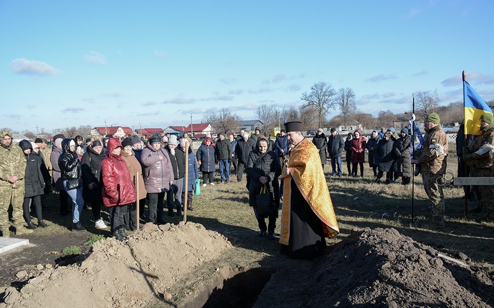 У селі Тернівка на Кагарличчині провели в останню путь воїна Дмитра Кас'янова 18