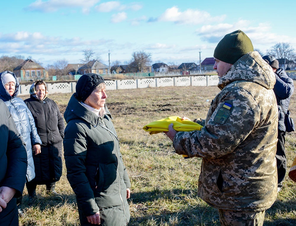 У селі Тернівка на Кагарличчині провели в останню путь воїна Дмитра Кас'янова 16