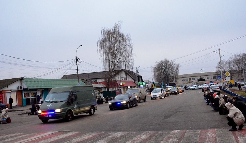 Кагарлик на колінах прощається із воїном Максимом Загороднім