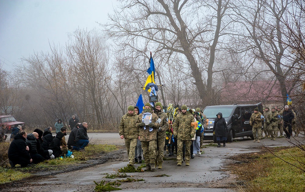 У Кагарлику провели в останню путь воїна Максима Загороднього 11