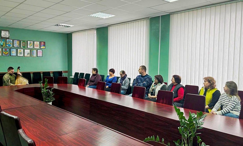Від себе Віталій Мороз подарував працівника Кагарлицької міськради низку пісень під бандуру