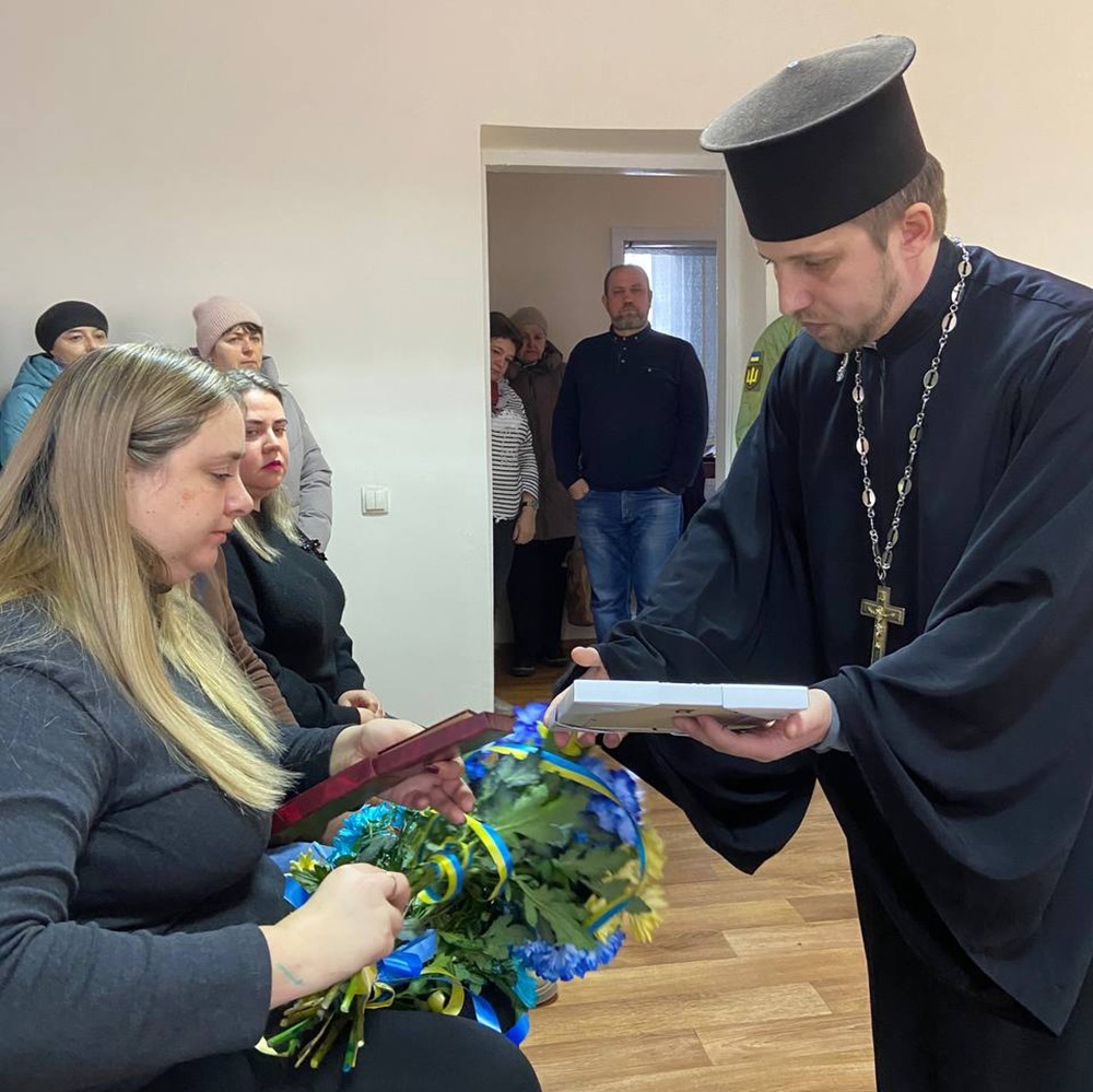 протоієрей Богдан Синицяіз села Стайки на Ржищівщині подарував дочці Героя ікону Христа Спасителя